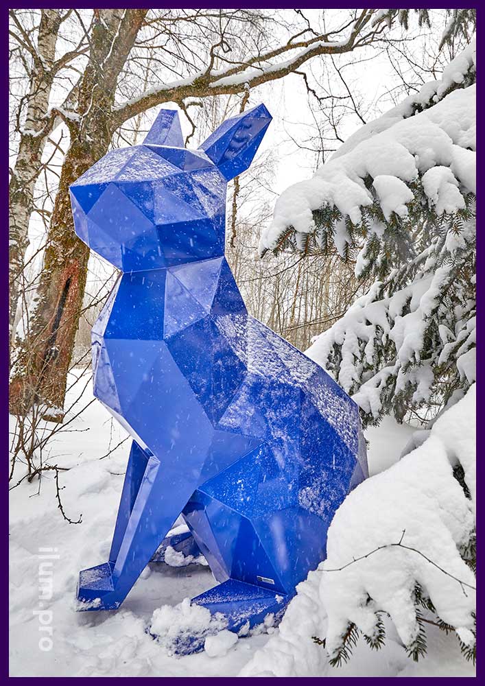 Синяя полигональная скульптура животного в городском парке - водяной кролик