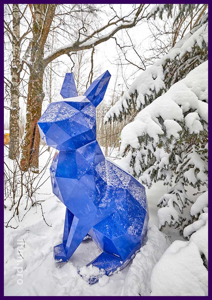 Синий полигональный кролик из металла - уличный, ландшафтный арт-объект
