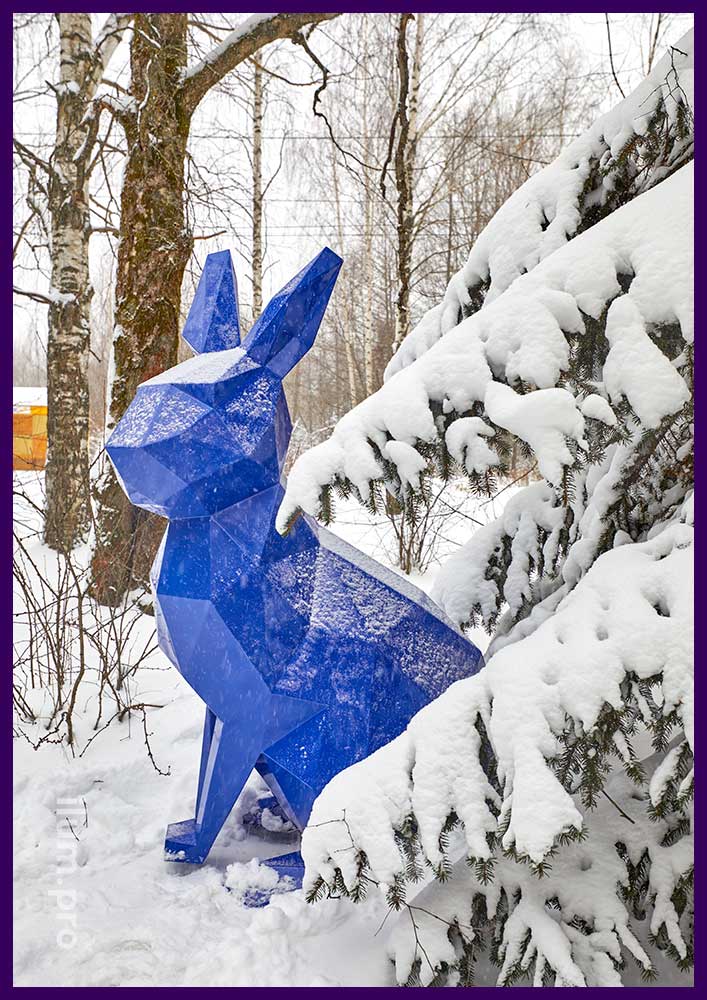 Синий полигональный заяц высотой 2 метра в городском парке на Новый год