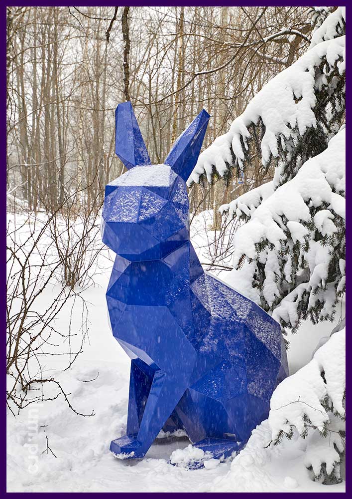 Украшение территории на новогодние праздники синей полигональной скульптурой кролика