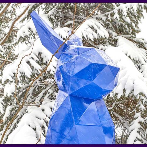 Полигональный кролик синего цвета с крашеным каркасом из сваренной вручную стали
