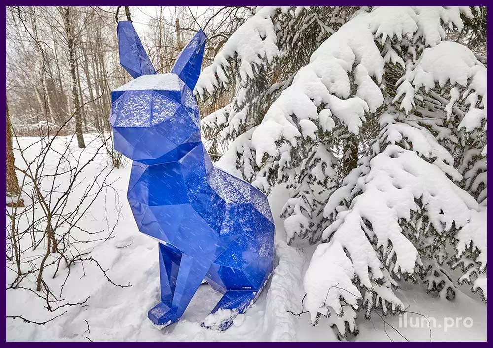 Синий заяц - большая полигональная ландшафтная скульптура в городском парке