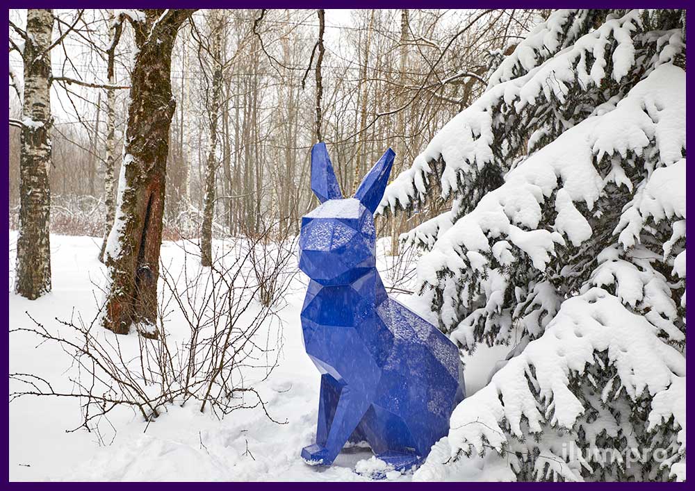 Новогоднее украшение территории большим, полигональным арт-объектом в форме синего, водяного кролика