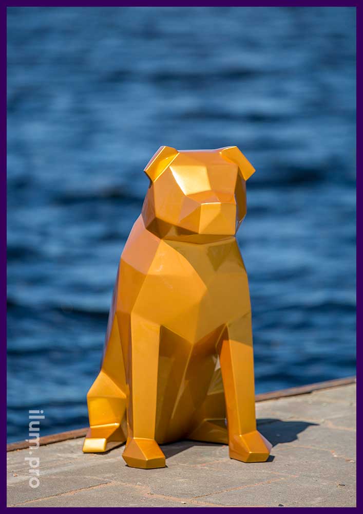 Золотой полигональный арт-объект в форме собаки с металлическим корпусом и порошковой краской
