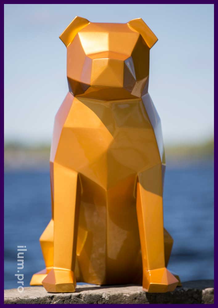 Золотой полигональный арт-объект в форме собаки в городском парке