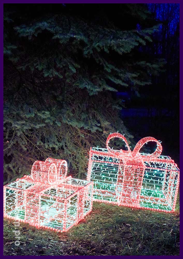 Разноцветные, светодиодные фигуры из алюминиевого каркаса и гирлянд с декоративной сеткой ПВХ в форме подарочных коробок