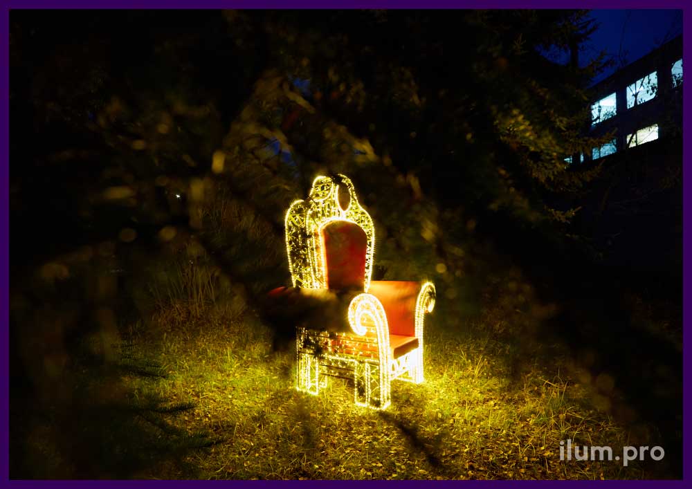 Украшение территории светящимся троном Деда Мороза с уличными гирляндами и красной кожей