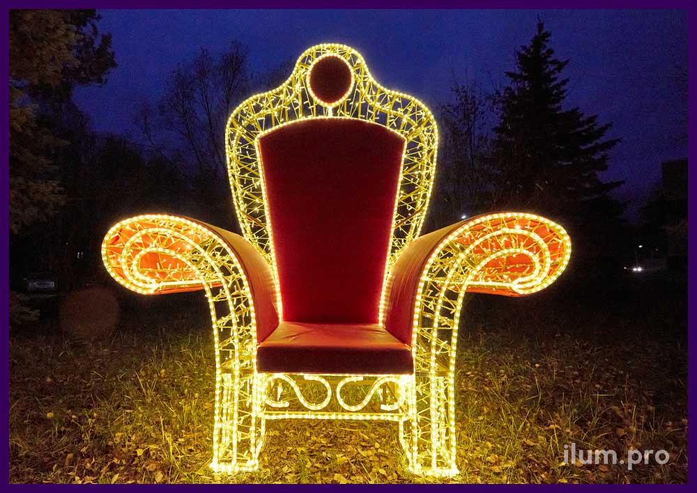 Фотозона для украшения территории на Новый год - кресло Деда Мороза с гирляндами