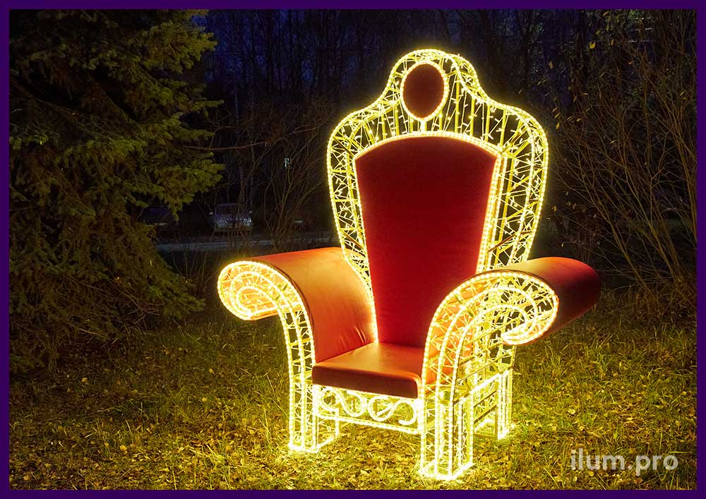 Кресло красное светодиодное с тёплыми гирляндами - фотозона в форме трона Деда Мороза