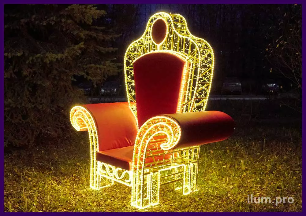 Новогодняя фотозона с подсветкой гирляндами в форме красного трона Деда Мороза