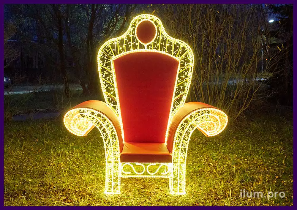 Красный трон с тёпло-белыми гирляндами - декорации для Деда Мороза на Новый год