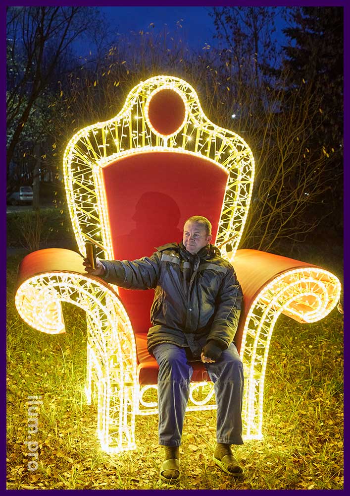 Новогодний трон для Деда Мороза с уличными гирляндами, защищёнными по стандарту IP65