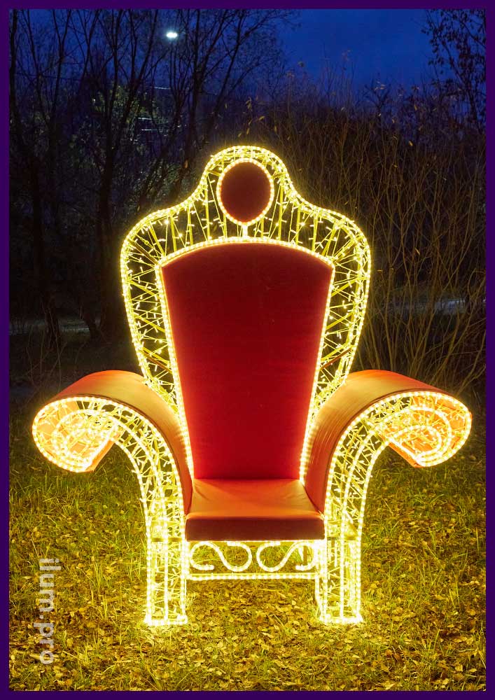 Фотозона в виде большого трона Деда Мороза со светодиодными гирляндами