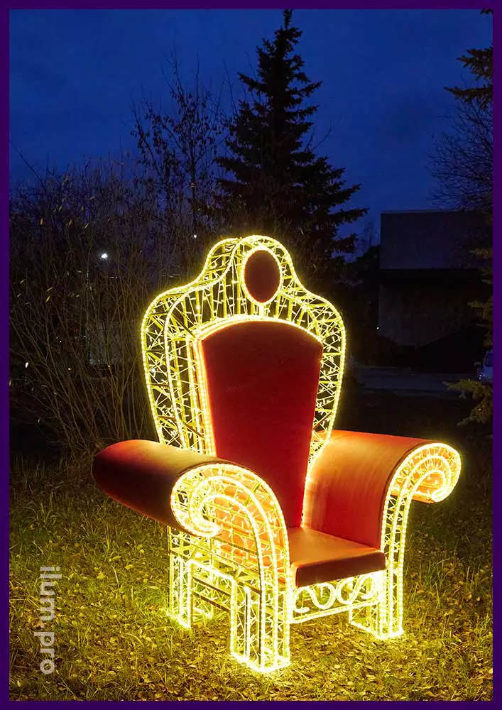Кресло светодиодное с каркасом из алюминиевого профиля, гирляндами, дюралайтом и красной подушкой