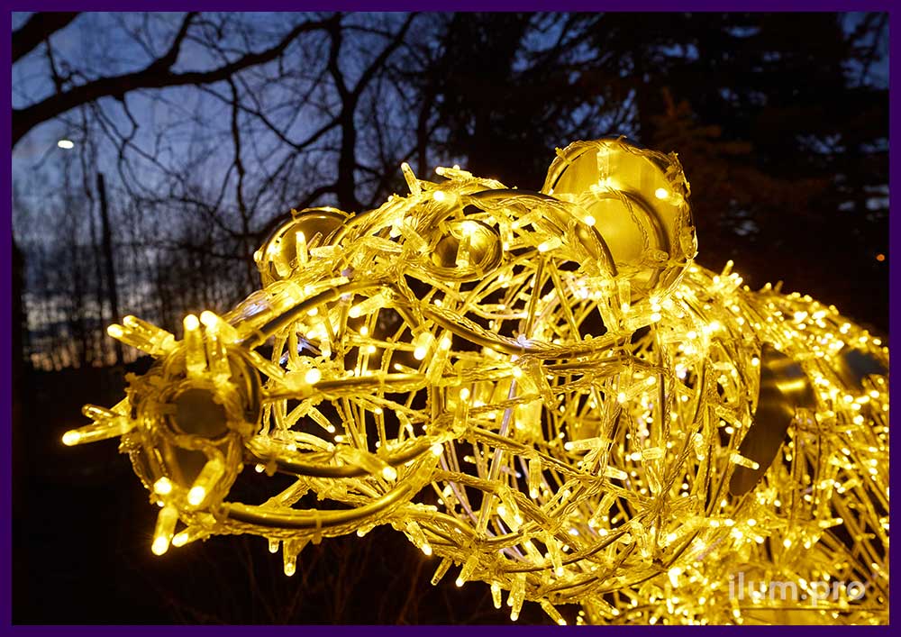 Медведь с тёпло-белыми гирляндами, стоящий на четырёх лапах - садово-парковый арт-объект с подсветкой