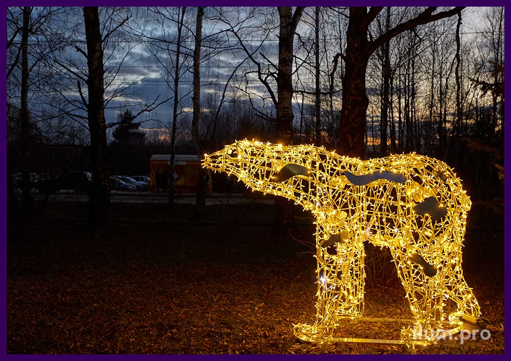 Объёмная фигура медведя из алюминиевого прутка и светодиодных гирлянд на Новый год и другие праздники
