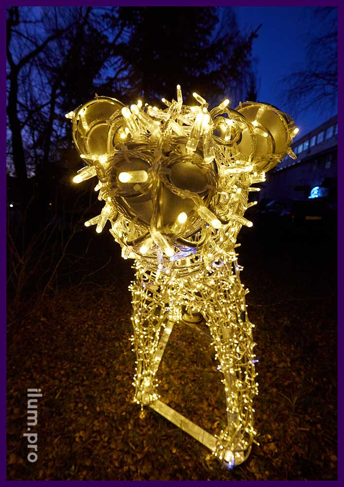 Садово-парковый арт-объект с подсветкой в форме белого медведя с гирляндами