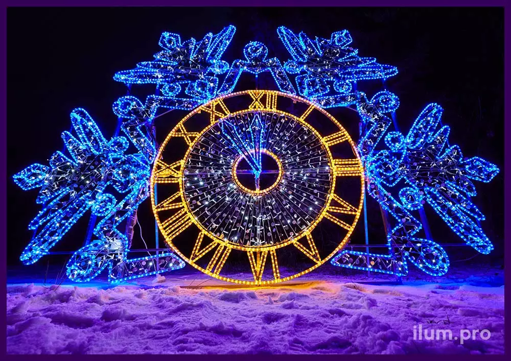 Светодиодная фотозона в городском парке на новогодние праздники с подсветкой гирляндами - часы-снежинка