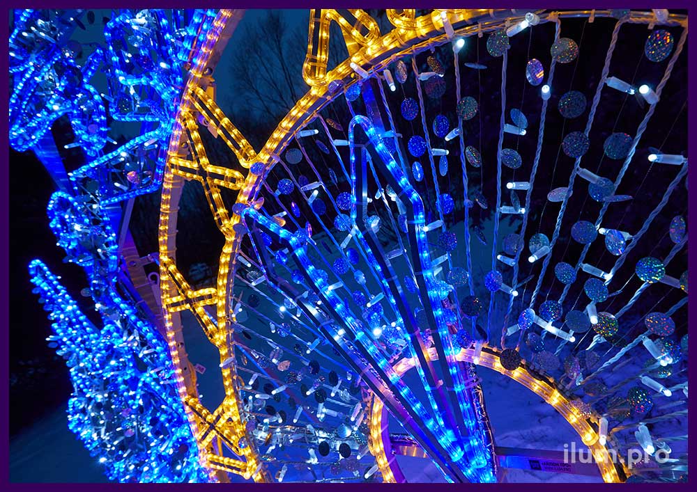 Разноцветная фотозона часы на Новый год в форме алюминиевого каркаса с гирляндами и серебряными блёстками