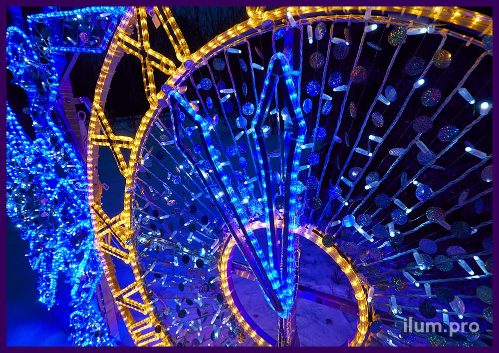 Часы со светодиодными гирляндами и дюралайтом - новогодняя фотозона с иллюминацией и декором в городском парке