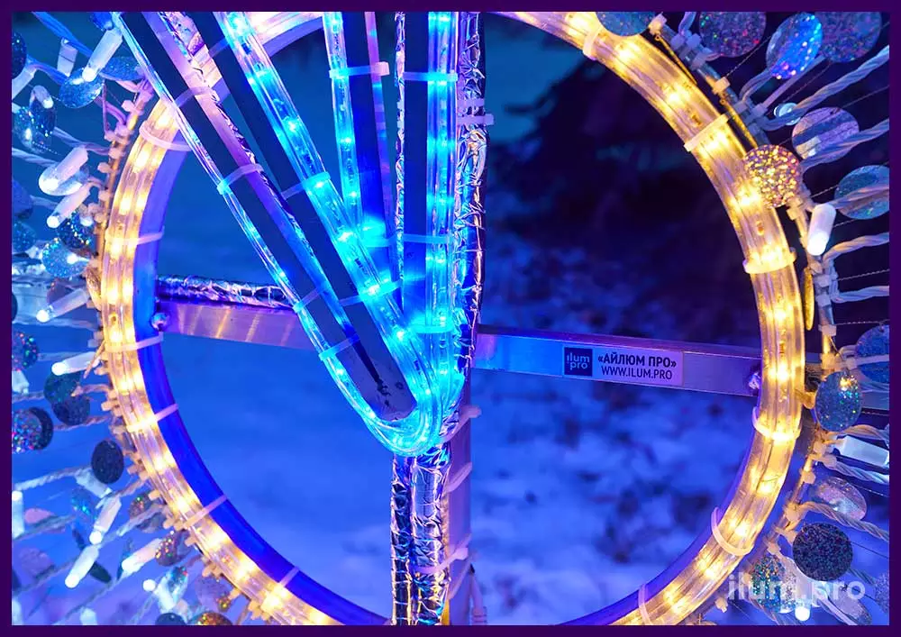 Фотозона с алюминиевым каркасом и светодиодной иллюминацией на Новый год - часы-снежинка
