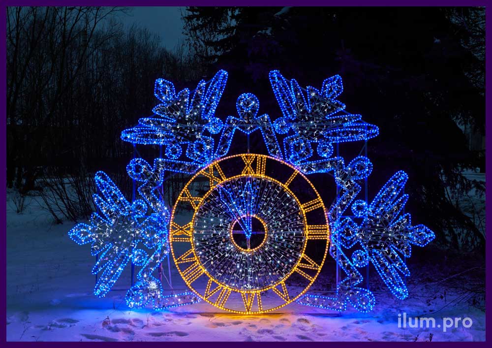 Часы с короной из снежинок - новогодняя фотозона с разноцветными гирляндами в городском парке
