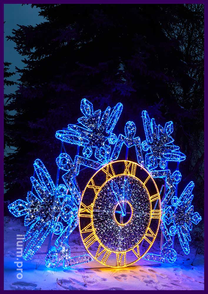Фотозона в форме плоских часов с алюминиевым каркасом, гирляндами и дюралайтом на Новый год