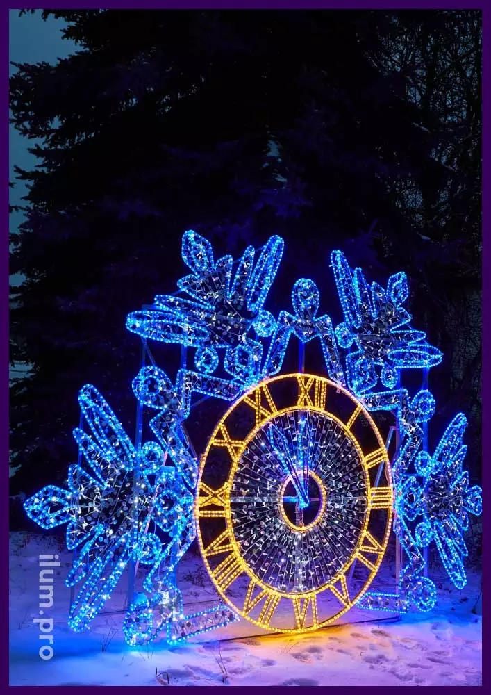 Украшение парка светящимися часами с гирляндами разных цветов на Новый год