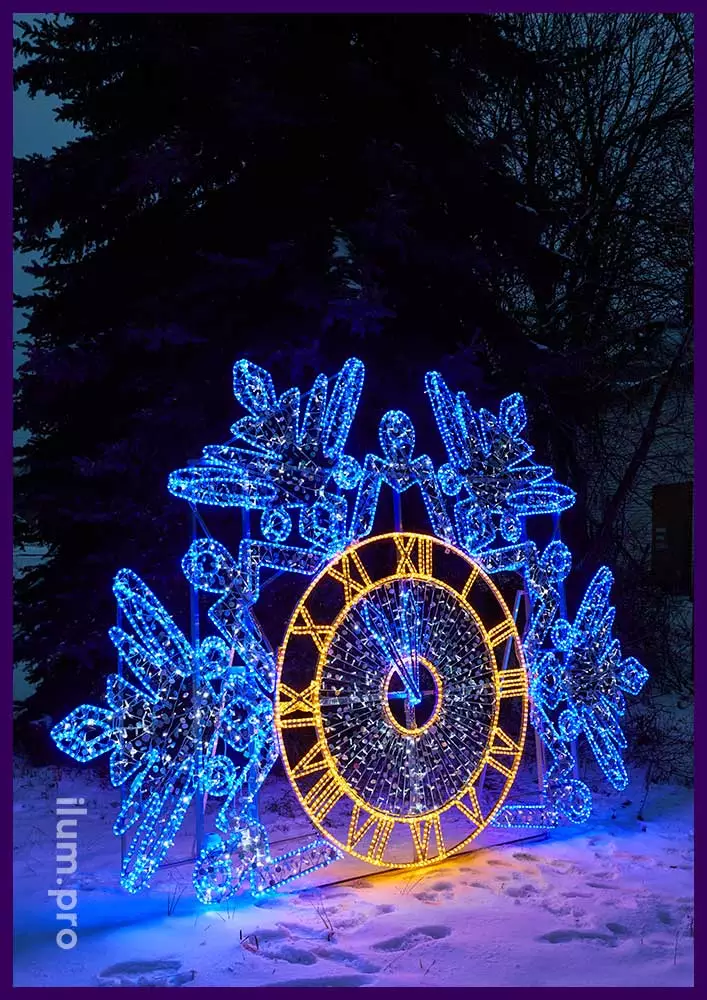 Новогодняя фотозона из металла и гирлянд в форме часов с короной из снежинок