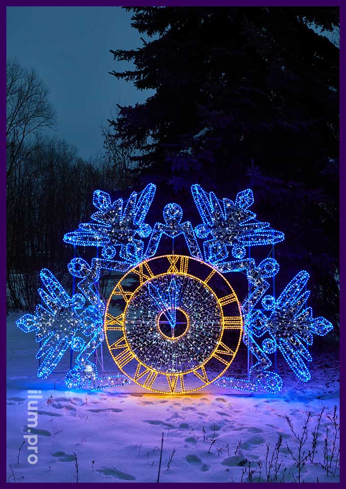 Фотозона для городского парка на Новый год - часы-снежинка из гирлянд и блёсток с металлическим каркасом