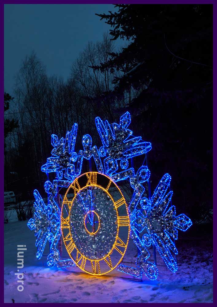 Тёпло-белые часы из дюралайта и корона из синей иллюминации в форме снежинки - фотозона на Новый год