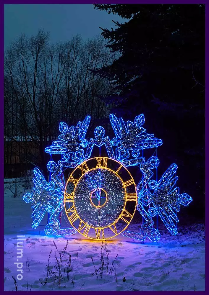 Часы-снежинка - фотозона с гирляндами и дюралайтом на металлическом каркасе в парке