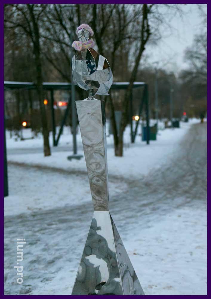 Объёмная полигональная скульптура голубя из зеркальной, нержавеющей стали в Москве