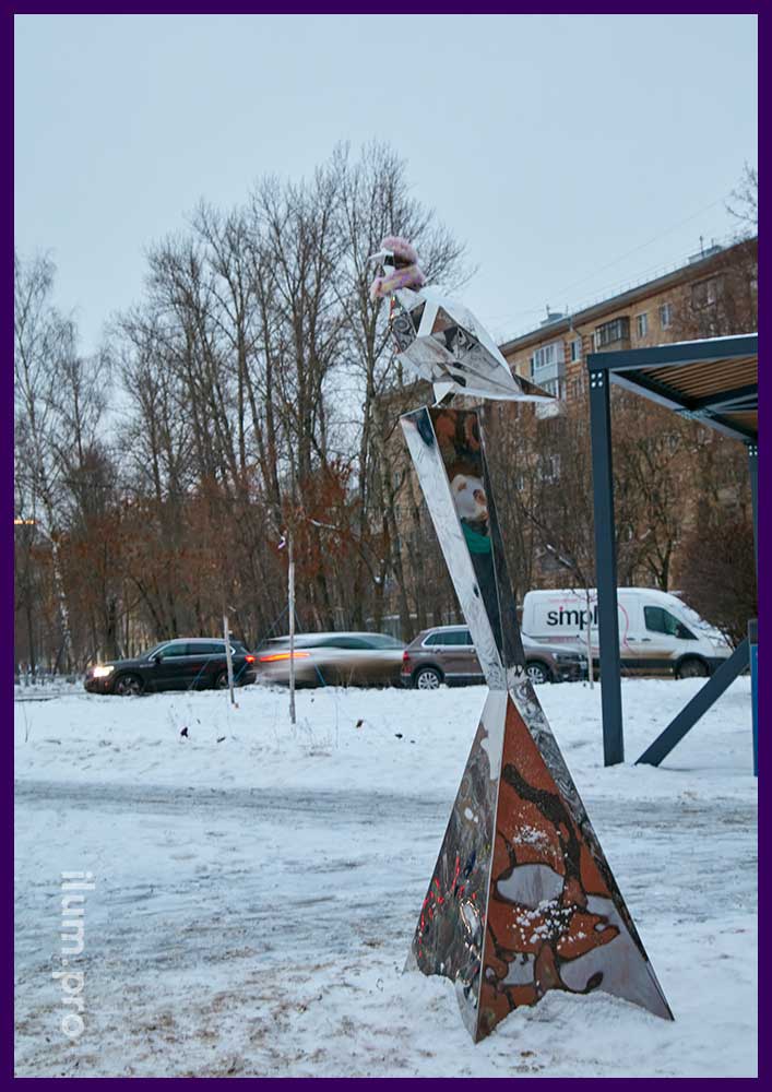 Блестящий, полигональный голубь на подиуме - садово-парковый арт-объект в Свиблово