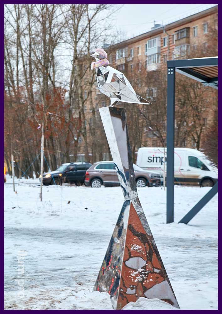 Зеркальная скульптура птицы в полигональном стиле - благоустройство сквера в Свиблово