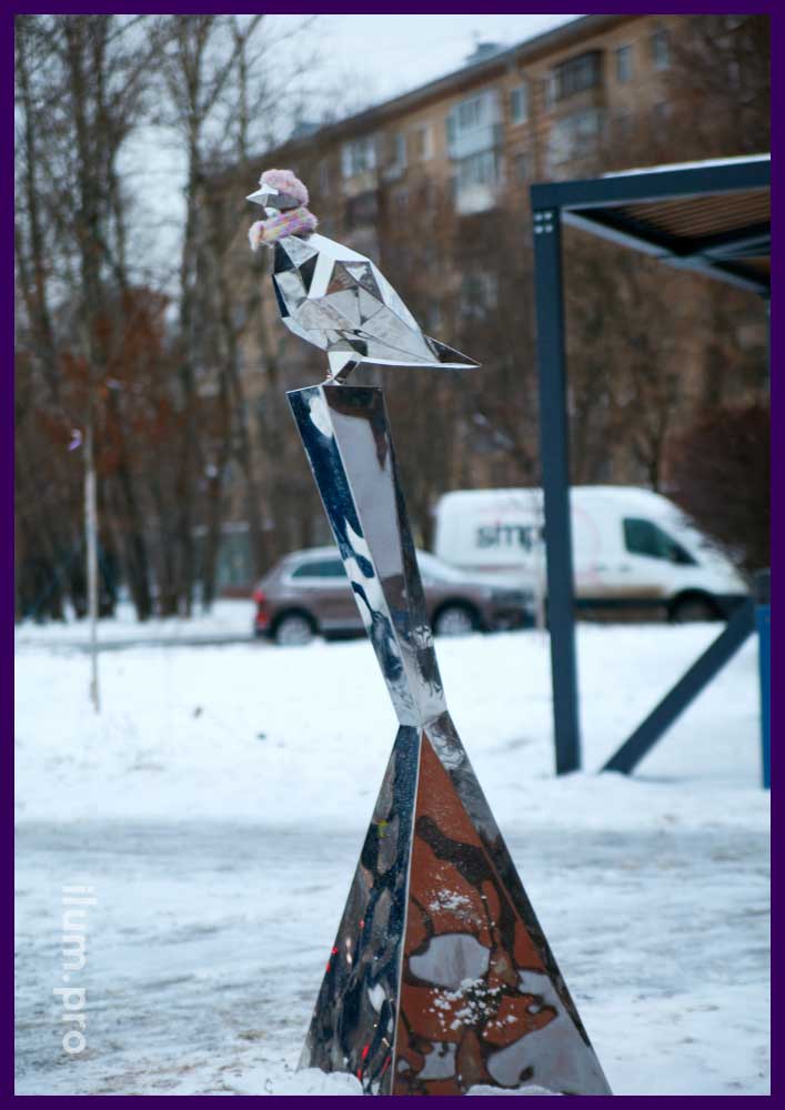 Полигональный арт-объект в форме зеркального, полигонального, серебряного голубя в Свиблово