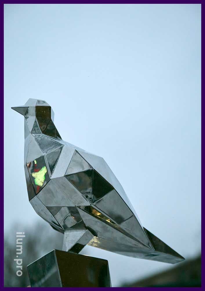 Зеркальная скульптура птицы в полигональном стиле - благоустройство в Свиблово