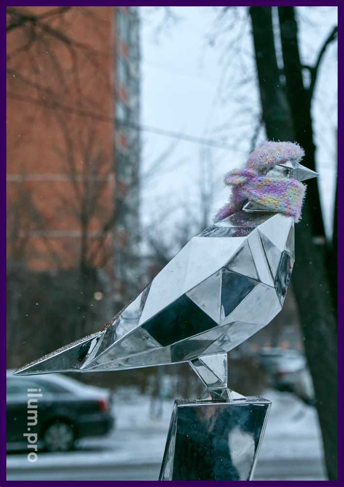 Голубь зеркальный, полигональный в городском сквере в Свиблово - серебряная птица из металла