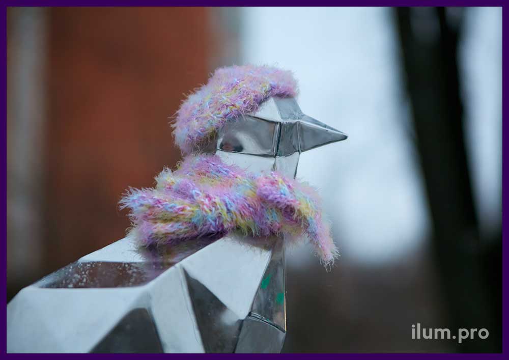 Голубь зеркальный полигональный - серебряная птица в сквере в Свиблово в Москве
