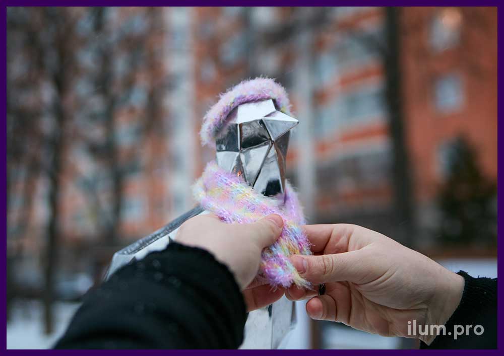 Металлический голубь в шарфе и шапке в Свиблово - необычный арт-объект в городском сквере