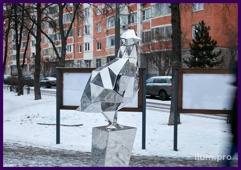 Блестящая скульптура голубя в полигональном стиле - благоустройство сквера в спальном районе Москвы