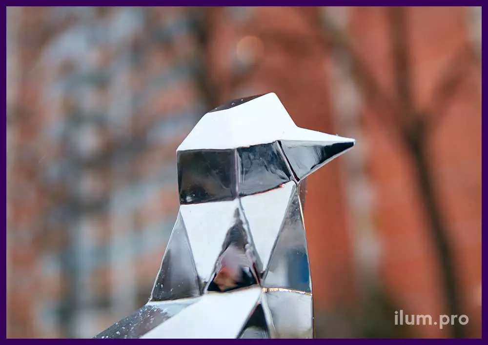 Птица из металла - зеркальный, полигональный голубь в городском сквере в Москве