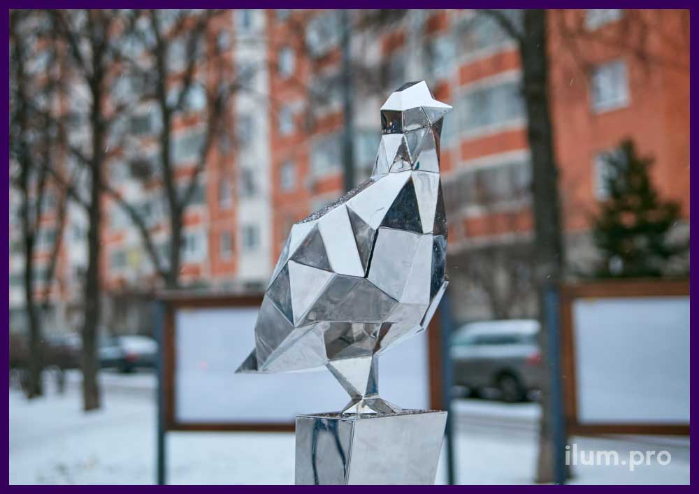 Зеркальный, полигональный арт-объект из полированной, нержавеющей стали - голубь на постаменте в Свиблово