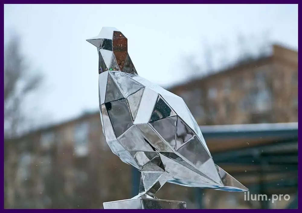 Металлический арт-объект в городском сквере в Москве - полигональный голубь на постаменте