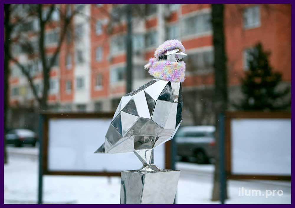 Металлическая скульптура в форме полигонального голубя, сидящего на высоком постаменте в Москве
