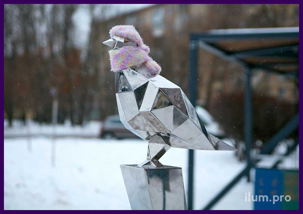 Птица из зеркальной нержавейки - полигональный арт-объект для благоустройства сквера в Москве