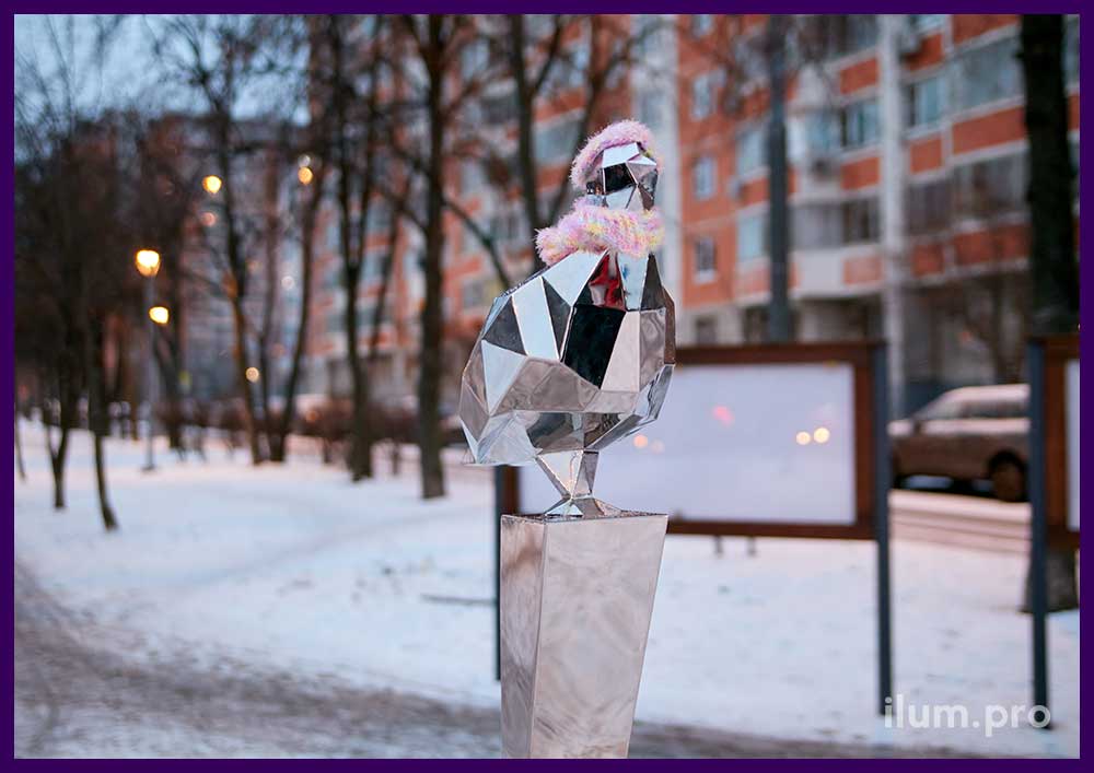 Птица из полигонов, сваренных вместе - зеркальный арт-объект в городском сквере Москвы
