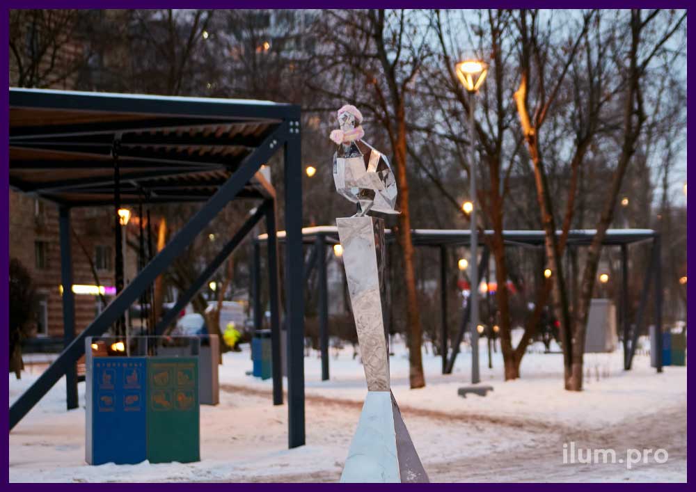 Голубь металлический зеркальный - полигональный арт-объект в Свиблово, благоустройство сквера в Москве