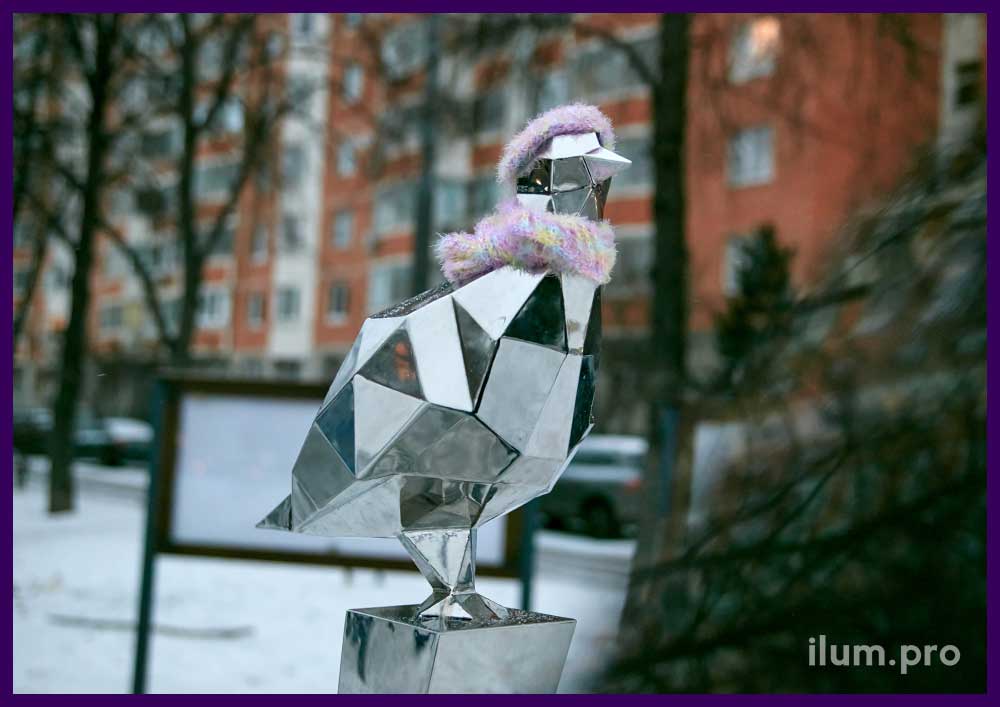 Зеркальная скульптура полигонального голубя из полированной, нержавеющей стали в Москве