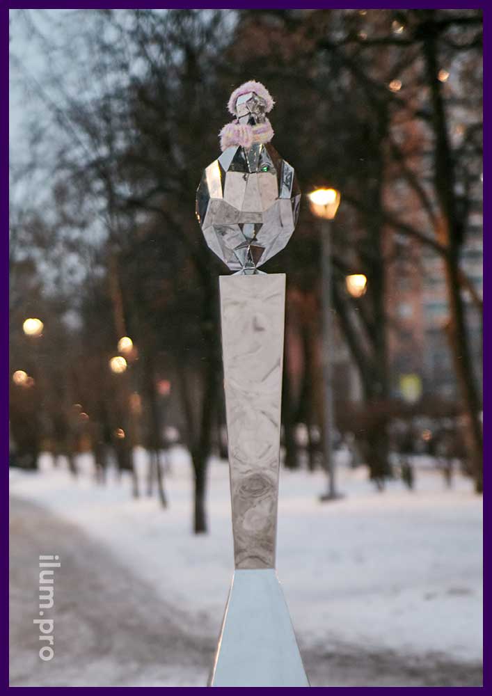 Зеркальные фигуры полигональных голубей для украшения и благоустройства территории в Москве